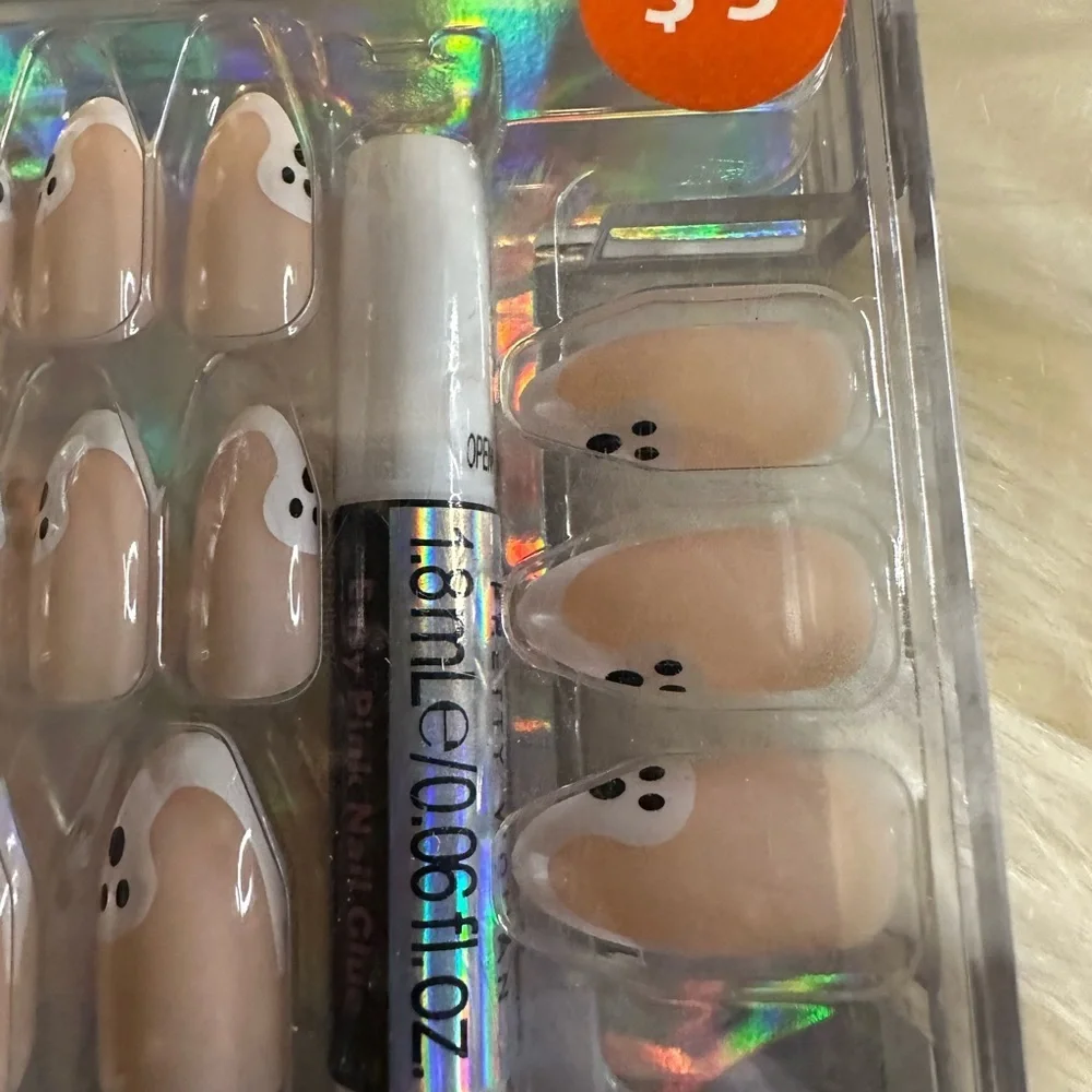 🩷5/$10 Faux Nails - Cream Ghost Design